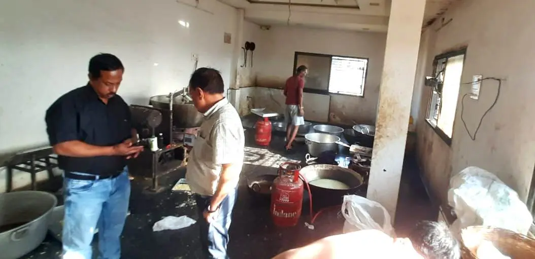 जिला प्रशासन की संयुक्त कार्रवाई मदीना होटल, स्टार होटल से घरेलू गैस टंकियां जब्त नोटिस भी जारी