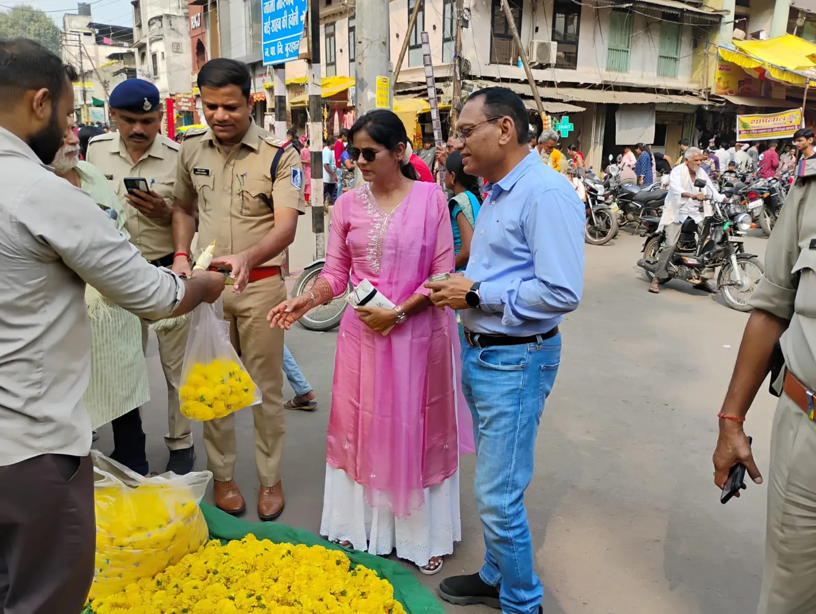 बुरहानपुर एसपी ने फुटपाथ से की दीपावली की सामग्री खरीदी, कहा, स्थानीय दुकानदारों को सशक्त बनाना हर नागरिक का दायित्व