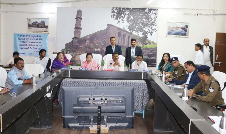 प्रभारी मंत्री श्री सिलावट ने अधिकारियों को समय-सीमा के भीतर कार्य पूर्ण करने के दिये निर्देश