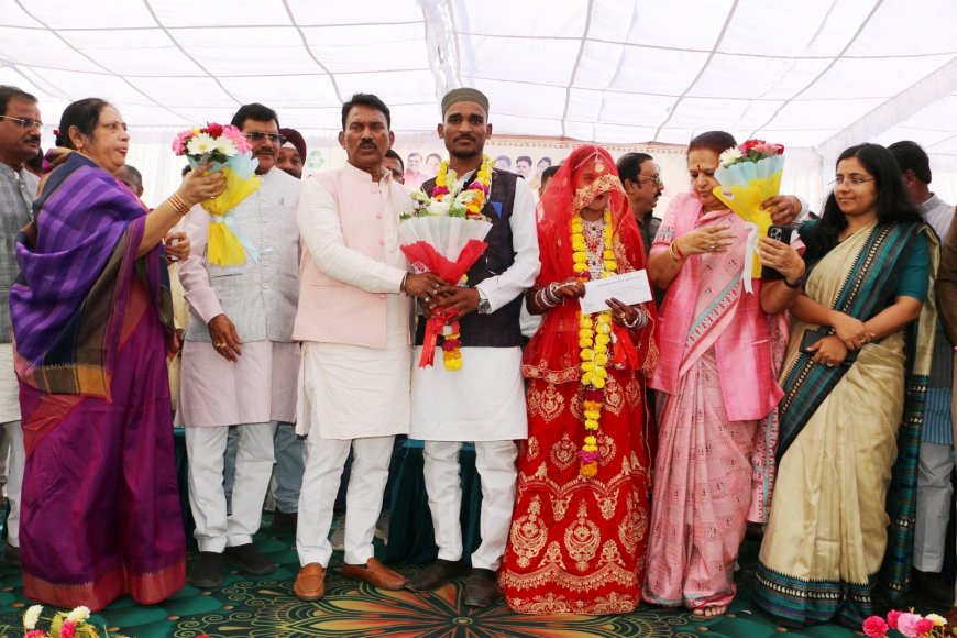 मुख्यमंत्री कन्या विवाह व निकाह योजना के तहत दांपत्य जीवन में बंधे नवदंपत्तियों को प्रभारी मंत्री श्री सिलावट ने दी शुभकामनायें